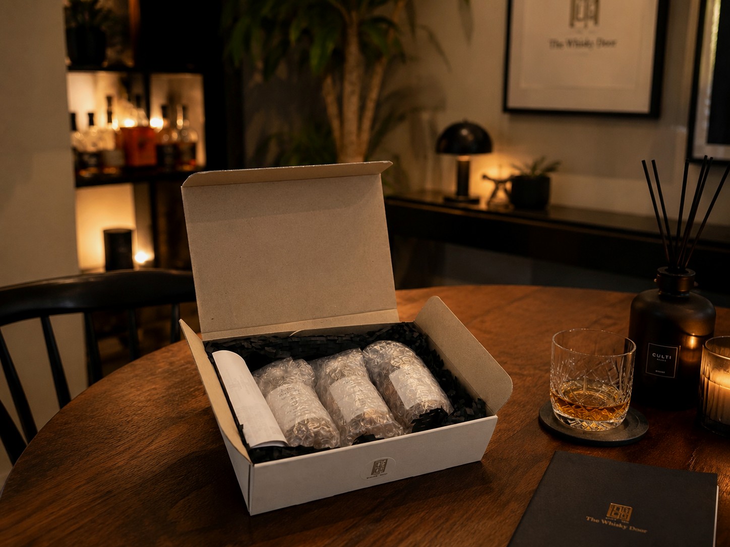 毎月こんな箱が届きます - The Whisky Door
