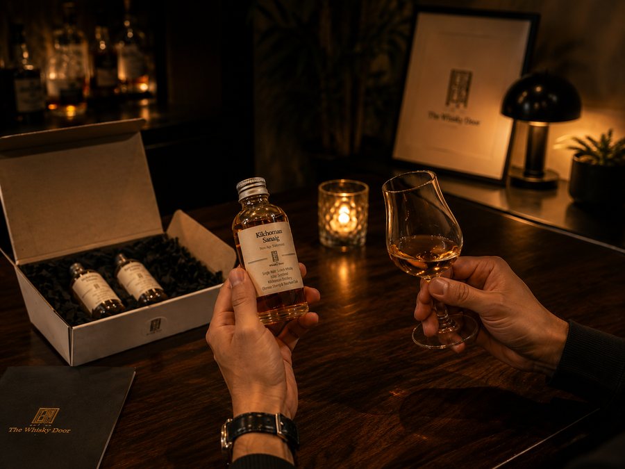 届いたウイスキーを自宅でゆっくり味わう様子 - The Whisky Door